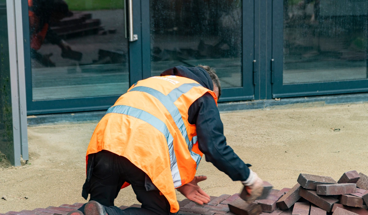 Medewerkers van IC Bestratingen aan het werk tijdens de aanleg van voetpaden in Lisse nabij de Keukenhof